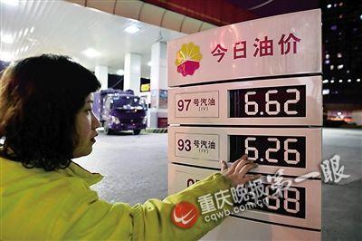 多空博弈下的国际油价震荡下行,让国内油价下调的预期越来越浓。多家社会监测机构数据显示,新一轮油价调整窗口将于6月8日(下周一)开启,从目前的原油走势看,下调幅度预计在100元/吨左右,这将是年内第四次下调油价。受此预期影响,国内成品油批发价承压下行。