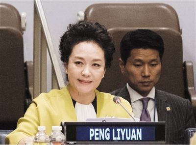 当地时间9月26日，国家主席习近平夫人、联合国教科文组织促进女童和妇女教育特使彭丽媛在纽约应邀出席联合国“教育第一”全球倡议高级别会议。新华社记者 王晔 摄